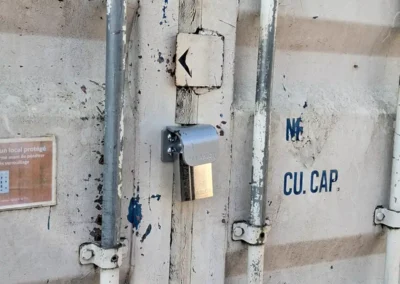 Tentative d&rsquo;effraction de containers : cadenas grade 6 et moraillon Abloy