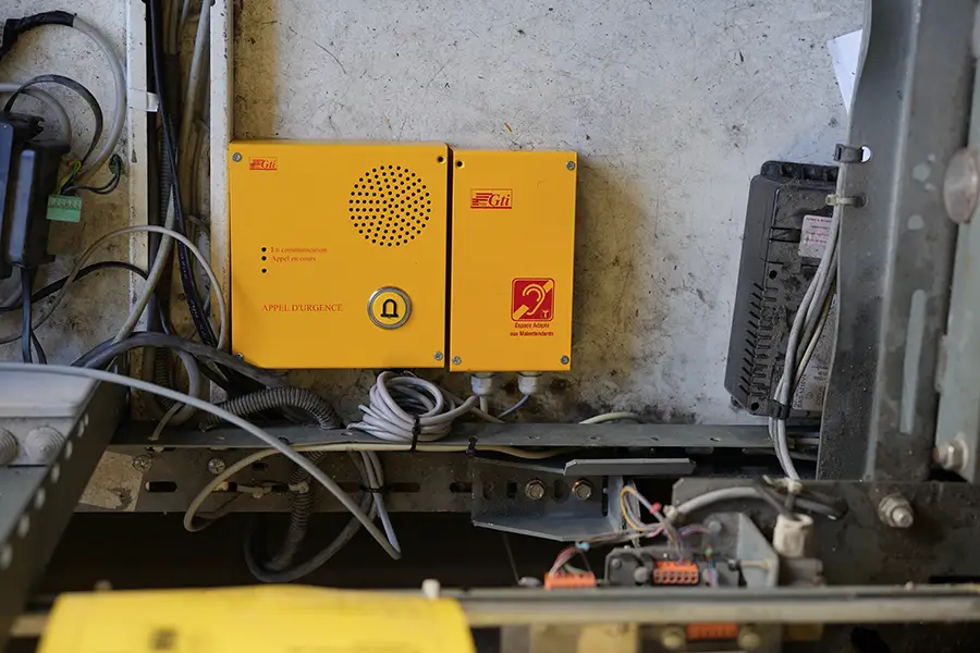 Installation de système de téléalarme des ascenseurs