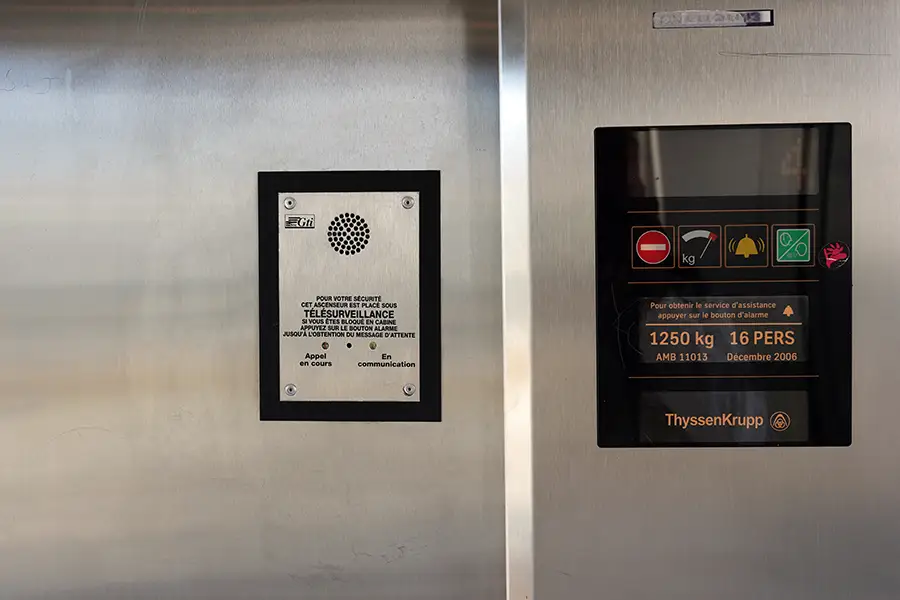 Téléalarme dans la cabine d'un ascenseur