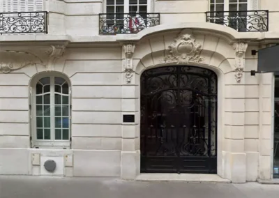 Rénovation de la porte d’entrée en acier d’un immeuble à Paris
