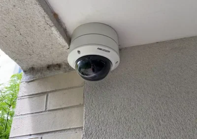 Caméra dôme de surveillance vidéo à l'entrée d'immeuble à Bobigny