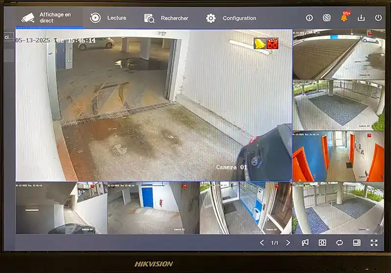 Ecran de contrôle videosurveillance parking entrée écran de contrôle des différentes caméras de surveillance d'un parking et entrée d'immeuble à Bobigny