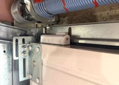 Solution de protection anti intrusion d'une maison individuelle sur la porte de garage